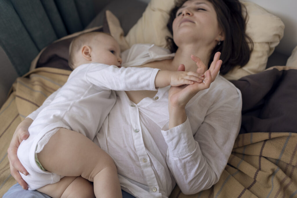 mae-amamentando-seu-bebe